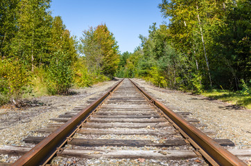 Obraz premium Railroad Track on a Clear Early Autumn Day