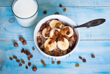 Oatmeal with bananas, raisins and honey