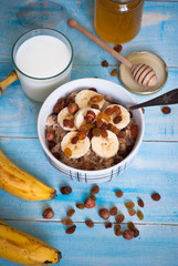 Oatmeal with bananas, raisins and honey