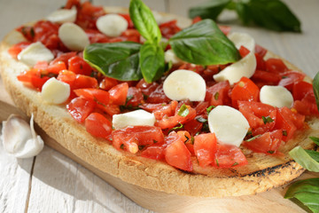 bruschetta pomodoro e mozzarella
