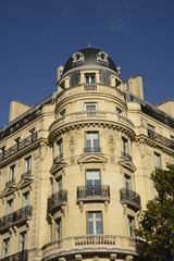 Fototapeta na wymiar Immeuble haussmannien à Paris – Haussmannian building in Paris, France