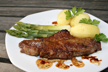 organisch lifestyle rindersteak grüner spargel kartoffeln close up einfachheit modern