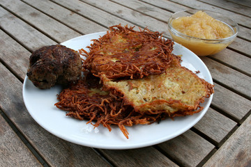 lifestyle organisch reibekuchen bratling apfelmus hipster modern werbetafel holz urbano shabby chic