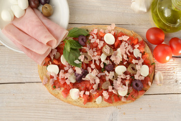 bruschetta pomodoro prosciutto  funghi e olive