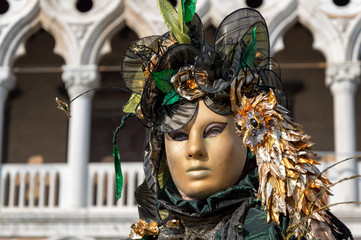 Fototapeta na wymiar Golden masked lady in Venice