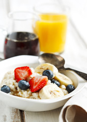 Oatmeal with berries and maple syrup