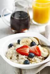 Oatmeal with berries and maple syrup