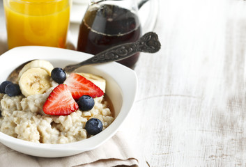 Oatmeal with berries and maple syrup