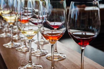 Photo sur Plexiglas Vin Trois verres à vin avec échantillons sur comptoir en bois