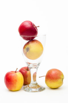 Knackige frische rote Äpfel, gesunde Ernährung, 100 Prozent Apfel, Apfelsaft, pur, süß und lecker, gesund, vegan, vegetarisch, Fitness, Obstgetränke, erntefrisch