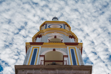 Basílica de Mascota Jalisco apuntando al cielo.