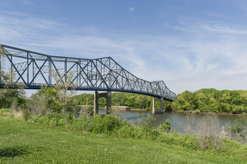 Fototapeta na wymiar IL River Bridge