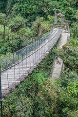 Fototapeta premium Wiszące mosty prowadzące do punktu widokowego na wodospadzie Pailon del Diablo (Devil's Cauldron) w pobliżu miasta Banos w Ekwadorze