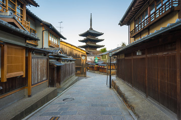Obraz premium Pagoda Yasaka ze starożytną ulicą Kioto w Japonii