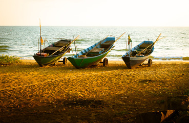 Obraz premium fishing boat on the beach in warm light