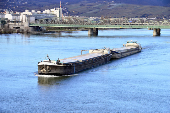 Frachtschiff auf der Donau mit Nordbrücke