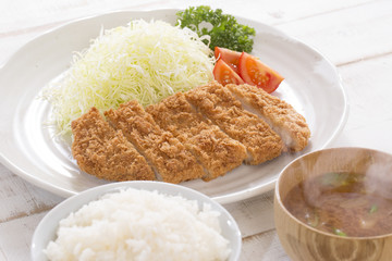 とんかつを食べる