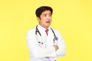 笑顔の医師