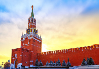 Fototapeta premium setting sun and fantastic sky above Kremlin wall and Kremlin's Spassky Tower