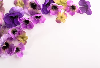 Photo sur Plexiglas Pansies Floral frame with beautiful violets flowers selected on white background
