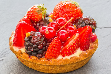 tartelette multi-fruits sur fond ardoise