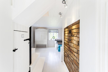 hall med öppne planlösning till vardagsrum i lantlig stil