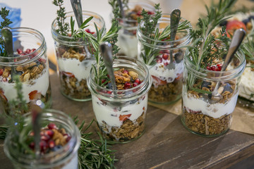 Granola Müsli mit Joghurt und Beeren