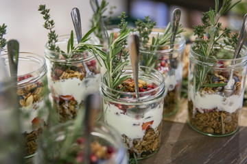 Granola Müsli mit Joghurt und Beeren