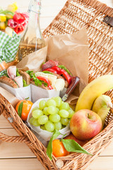 Gut gefuellter Picknickkorb © scerpica