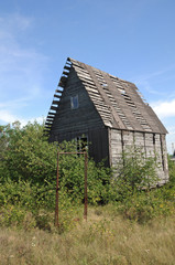 Fototapeta na wymiar Abandoned wooden house