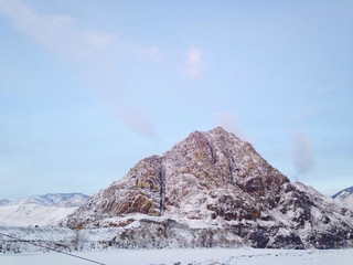 гора в снежной долине