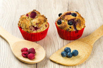 Cupcakes with natural ingredients: raspberries and blueberries