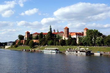 Obraz premium Kings' Wawel Castle in Krakow near Vistula river