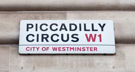 Naklejka premium Piccadilly Circus road sign
