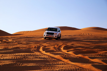 Off road vehicle on sand dunes, Oman - obrazy, fototapety, plakaty