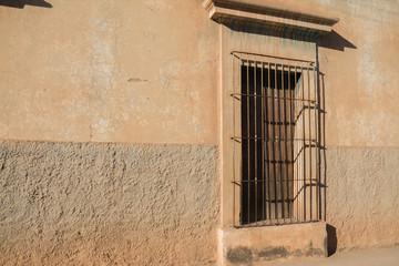 Fototapeta na wymiar Larga ventana de casa rustica de pueblo.