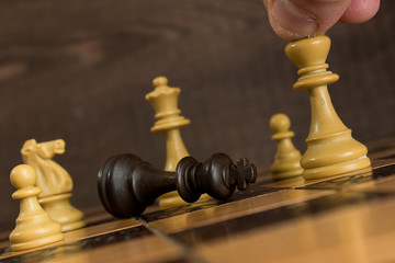 Scacchi fotografati su una scacchiera