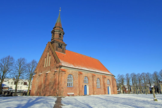 Brunsb&uuml;ttel: Jakobus-Kirche im Schnee (1678, Schleswig-Holstein)