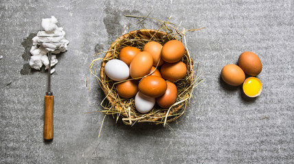 Set a basket of eggs, whisk with beaten egg .