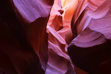 Fototapete Schlucht Antelope Canyon am frühen Nachmittag gesehen, was zu tiefvioletten Farben führt, Page, Arizona, USA