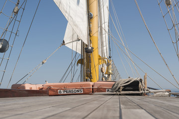 Obraz premium sailing vessel yellow mast