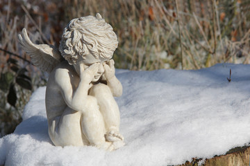 Engel in Trauer im Schnee