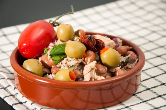 Tasty side salad of tuna, berlotti beans and onion. Garnished with olives, sun dried tomato and a fresh tomato.
