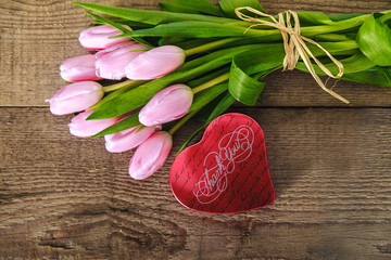 tulipani rosa e scatola-cuore