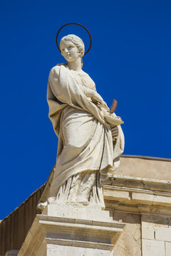 Santa Lucia statue on facade of Siracusa cathedral
