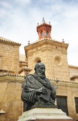 Fototapeta na wymiar Iglesia de Santo Domingo, escultura e bronce, Osuna, Andalucía, España