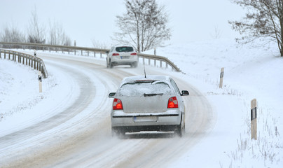 straßenverkehr im winter