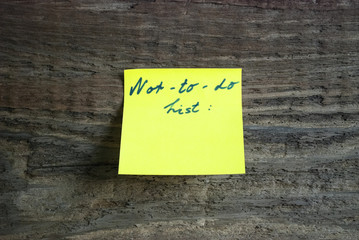 Not to do Liste auf Post-it, Treibholz / Holz Hintergrund