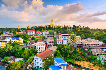 Naklejka premium Yangon, Myanmar Skyline with Shwedagon Pagoda.