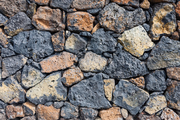 Mauer aus Lavagestein